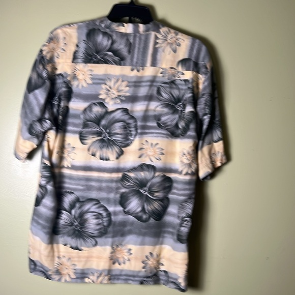 Tommy Bahama men’s Gray Floral Shirt - Picture 6 of 8